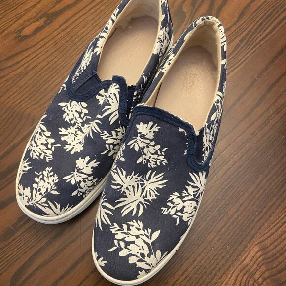 Ugg Canvas Slip Ons - Picture 1 of 5